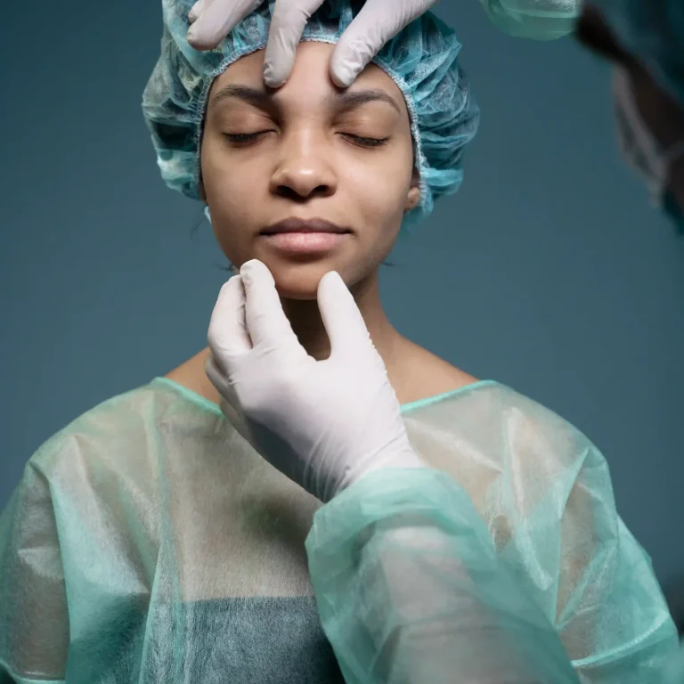 paciente-de-vista-frontal-vestindo-vestido-de-hospital (1)
